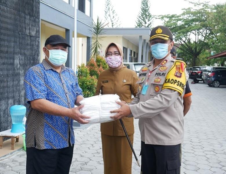 Lawan Corona, Polres Bontang Serahkan 40 Baju Hazmat Untuk Tenaga Medis