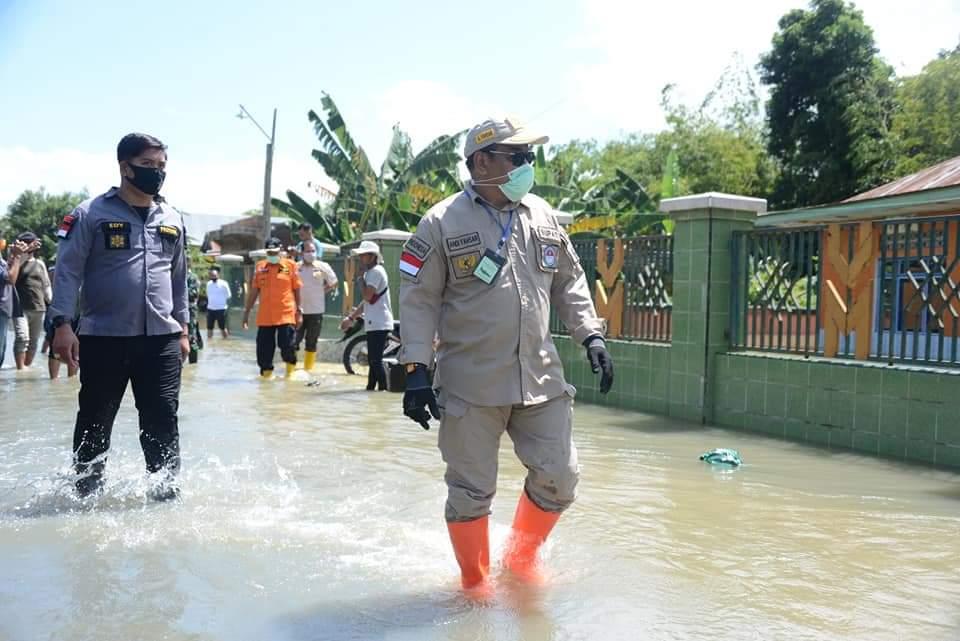 Bupati Fahsar Serahkan Bantuan ke Korban Banjir di Bone Utara