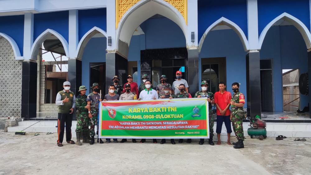 Koramil Loktuan Bontang Gelar Karya Bhakti Bersihkan Tempat Ibadah