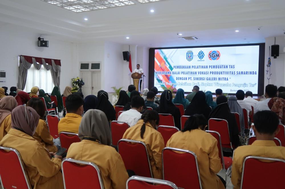 Implementasi Peningkatan UMKM, Wali Kota Basri Buka Pelatihan Pembuatan Tas
