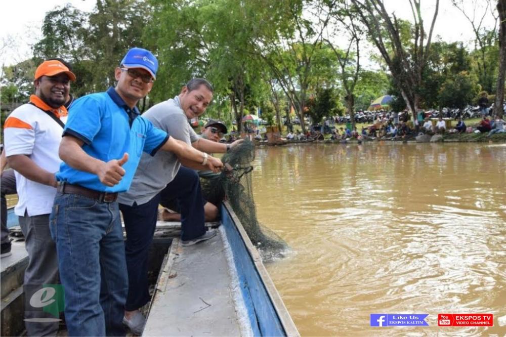  Gelar Mancing Bersama, Pupuk Kaltim Lepas Ikan Mas 1 Ton ke Danau