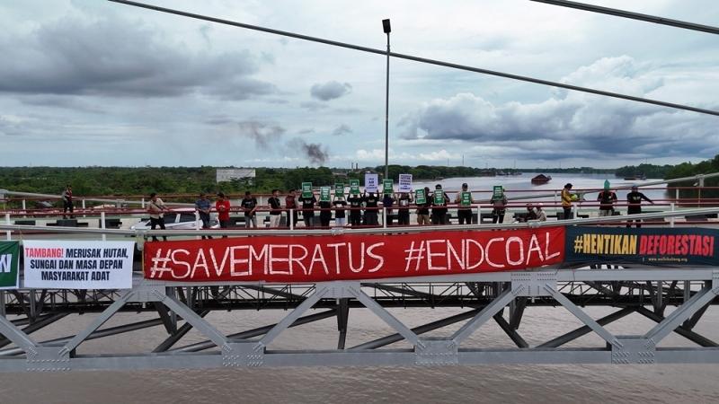 Aksi Walhi di Jembatan Barito: Setop Deforestasi dan Tambang