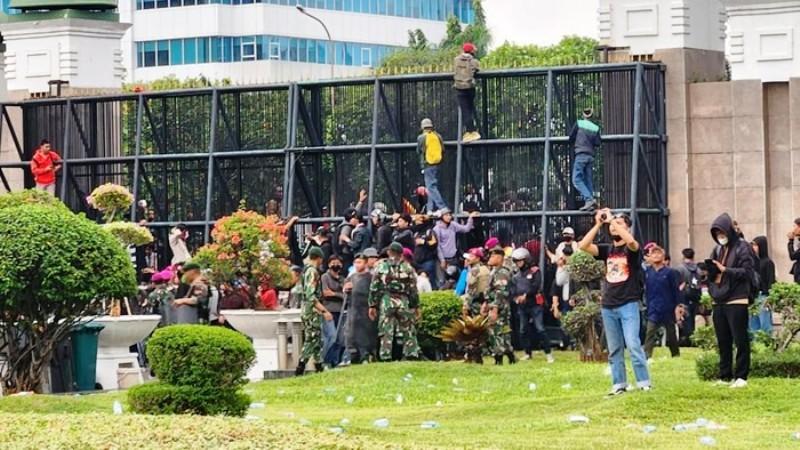Dari Tunjangan Jumbo ke Amarah Jalanan: Gelombang Demo Mengguncang DPR