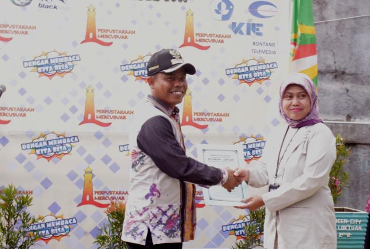 Pupuk Kaltim Serahkan Bantuan Pagar Untuk Perpustakaan Mercusuar Lok Tuan