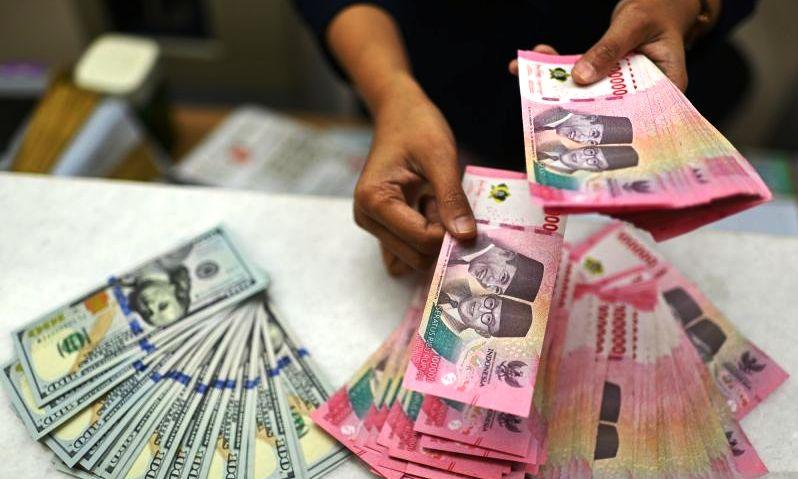 Rupiah Kian Ambruk, Dolar AS Tembus Rp17.700