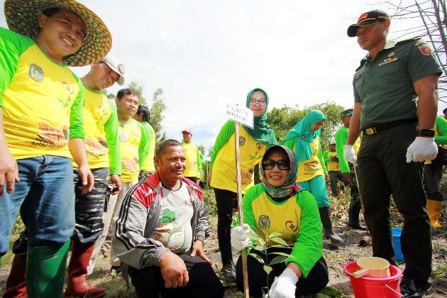 Pemkot dan RSUD Bontang Tanam 12000 Mangrove