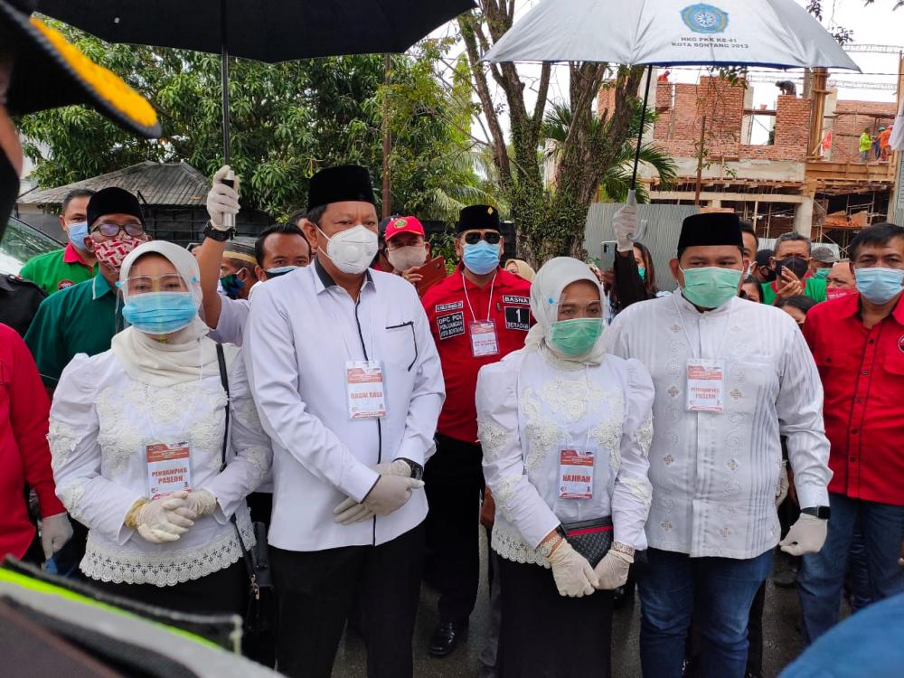 BREAKING NEWS : Basri dan Najirah Lengkapi Berkas di KPU Bontang