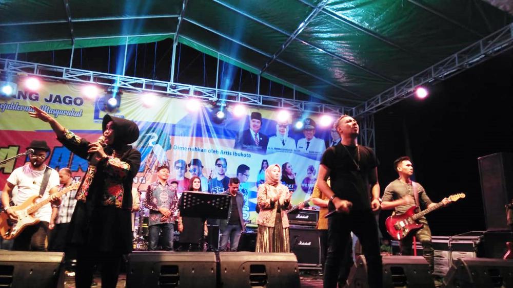 Neni Berkolaborasi dengan Dâ€™Bagindaz Hibur Pengunjung Pesta Rakyat