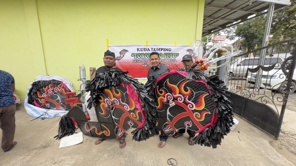 Dukung Pelestarian Budaya, Joni Serahkan Bantuan Alat Kesenian Kuda Lumping
