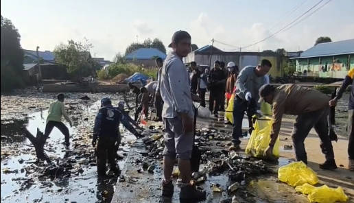 Sehari Dilantik, Camat Bontang Selatan Gerakkan Jumat Bersih Cegah Penumpukan Sampah