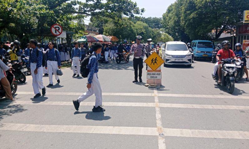 Macet di Simpang 4 Bontang Kuala, Penjemput Bikin Kendaraan Merayap