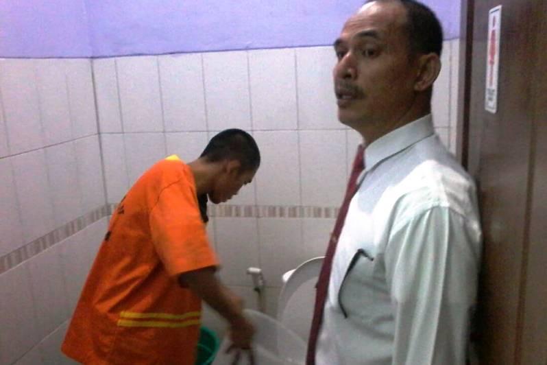 35,14 Gram Sabu Dilarutkan di Kloset