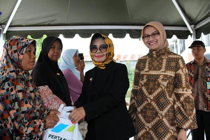 PERTAMINA DAN PT BADAK, SALURKAN 1000 PAKET SEMBAKO KEPADA MASYARAKAT