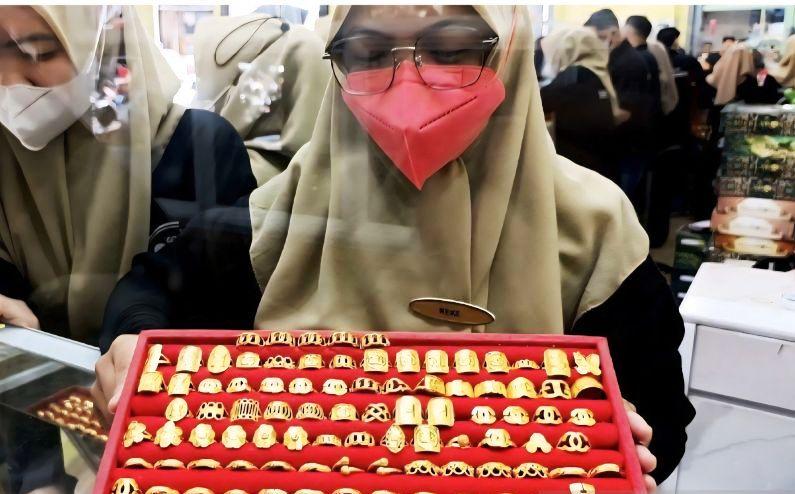 Harga Emas Ambruk, Pasar Global Ikut Tertekan