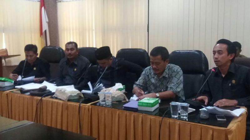 NYATAKAN SIKAP, LEGISLATOR TOLAK PENUTUPAN BERAS BASAH