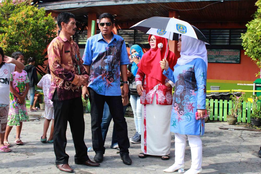 NENI DAN BASRI TINJAU LANGSUNG LOKASI KEBAKARAN DI SD 005