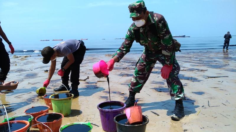 Pantai Teluk Balikpapan Ditarget 4 Hari Bersih Minyak