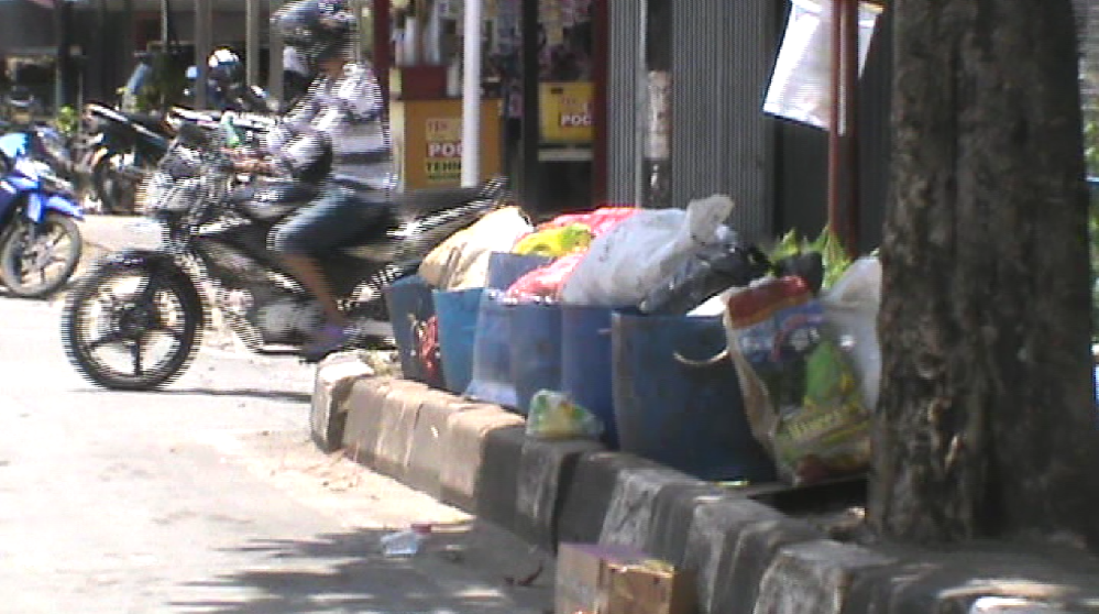 Warga Pilih Tumpuk Sampah di Trotoar