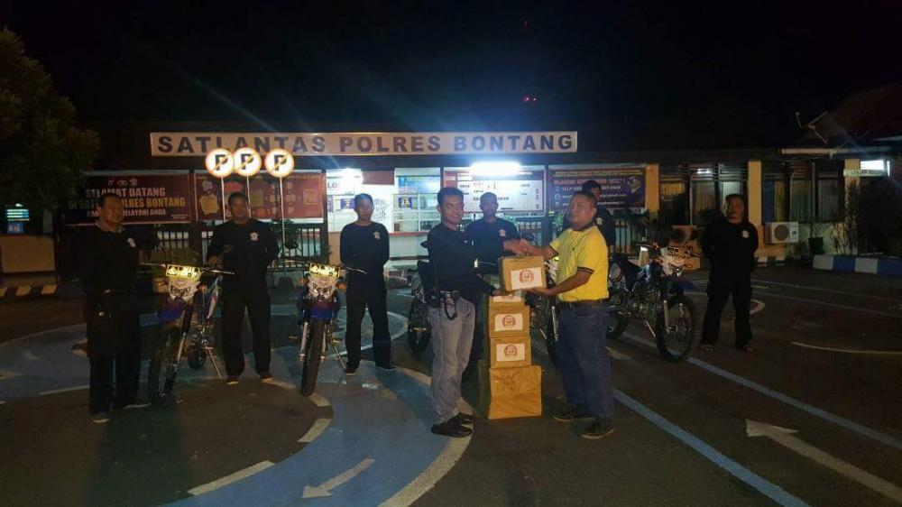 Apresiasi Kinerja Polantas Bontang, Superbikers Kaltim Serahkan Bantuan Protector