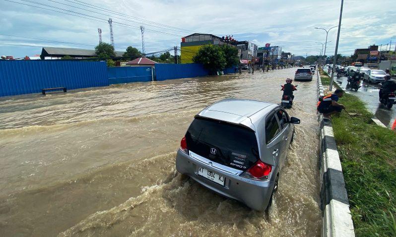 Derasnya Banjir Balikpapan, Belasan Titik Terendam