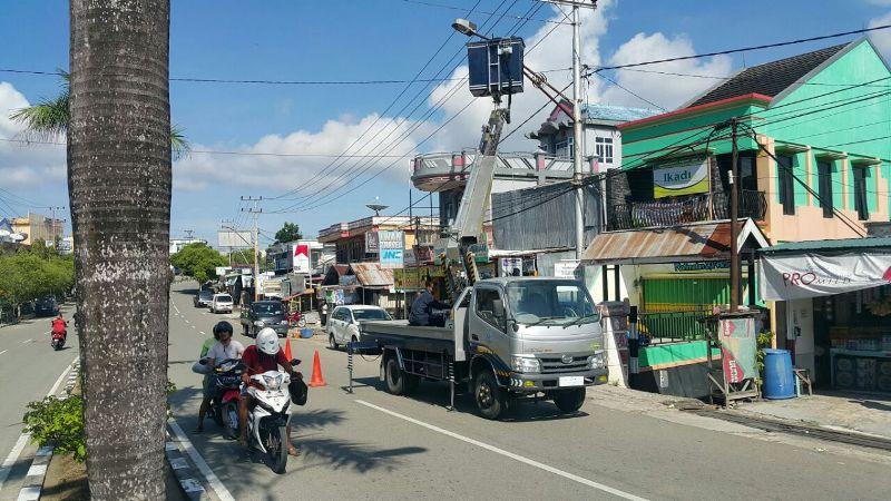 MEMAKSIMALKAN MONITORING, SATLANTAS LAKUKAN PERBAIKAN CCTV DI JALAN PROTOKOL