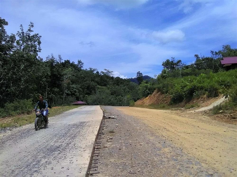 Jalan Penghubung Simpang Tikah-Batu Dinding Segera Dicor