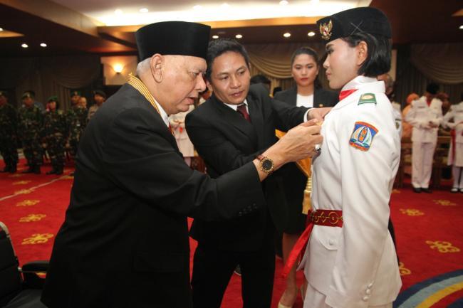 AWANG FAROEK ISHAK KUKUHKAN 38 ANGGOTA PASKIBRAKA KALTIM