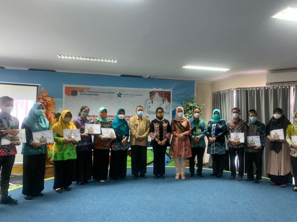 10 Perpustakaan di Bontang Terima Serifikat Akreditasi, Wawali Najirah Sampaikan Apresiasi 