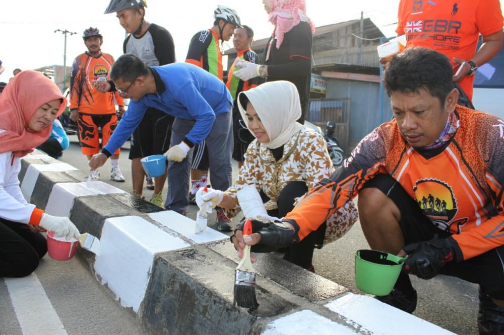 PEMKOT BONTANG ADAKAN KEGIATAN GOTONG ROYONG PENGECETAN MARKAH JALAN