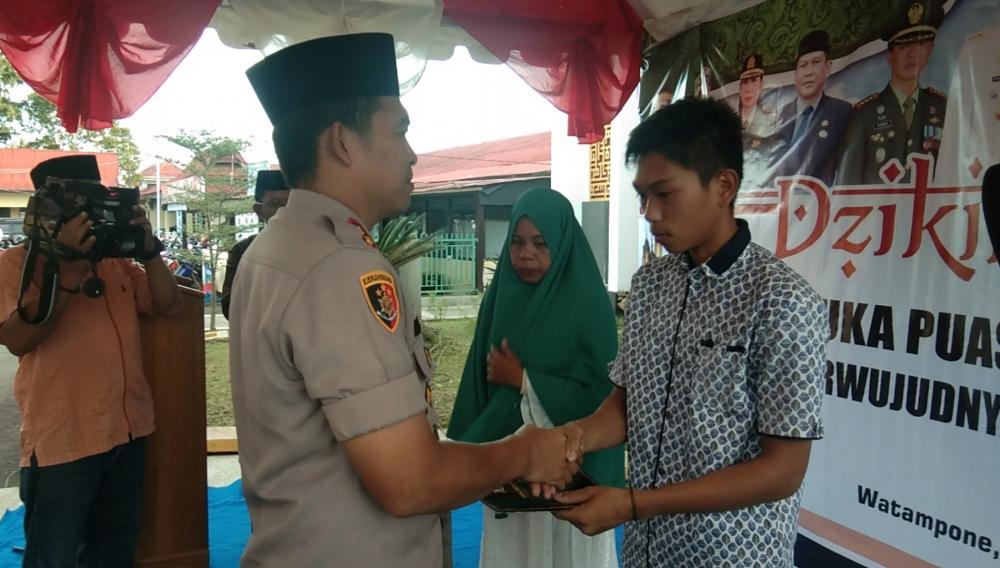 Kapolres Bone Santuni Keluarga Pejuang Demokrasi yang Gugur