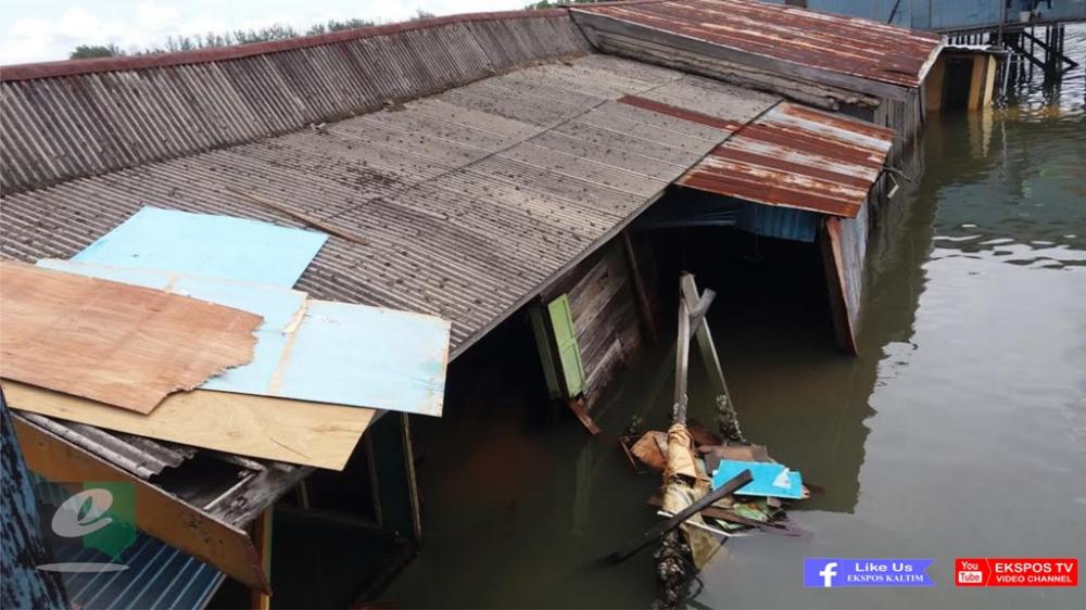 Pondasi Rapuh, Rumah Warga di Bontang Ambruk ke Laut