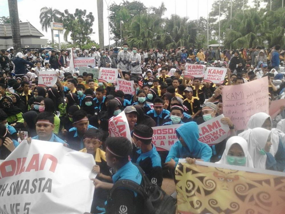 BREAKING NEWS: Dukungan untuk Guru dan Sekolah, Siswa Juga Ikut Demo   