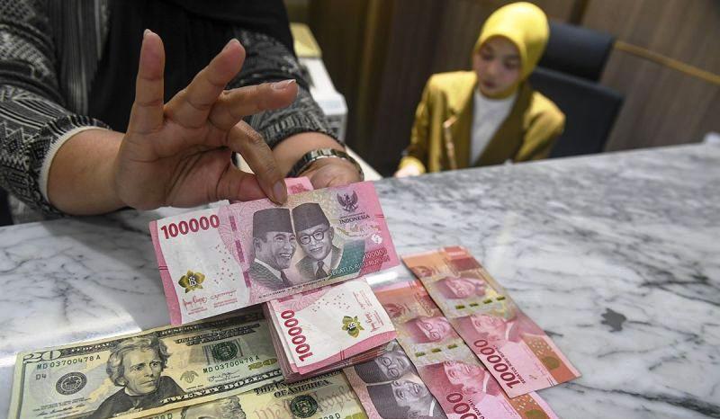 Rupiah Nyaris Rp18 Ribu per Dolar AS, Konflik Timur Tengah Bikin Minyak Mendidih 