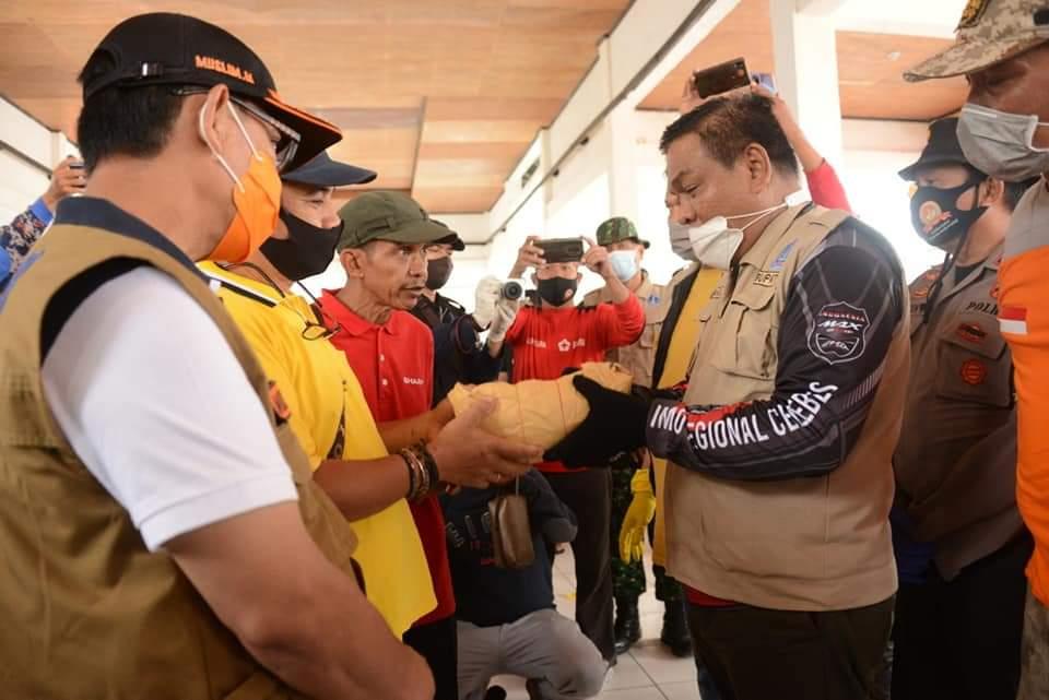 Peduli Masamba, Bupati Bone Serahkan Bantuan ke KKMB Lutra