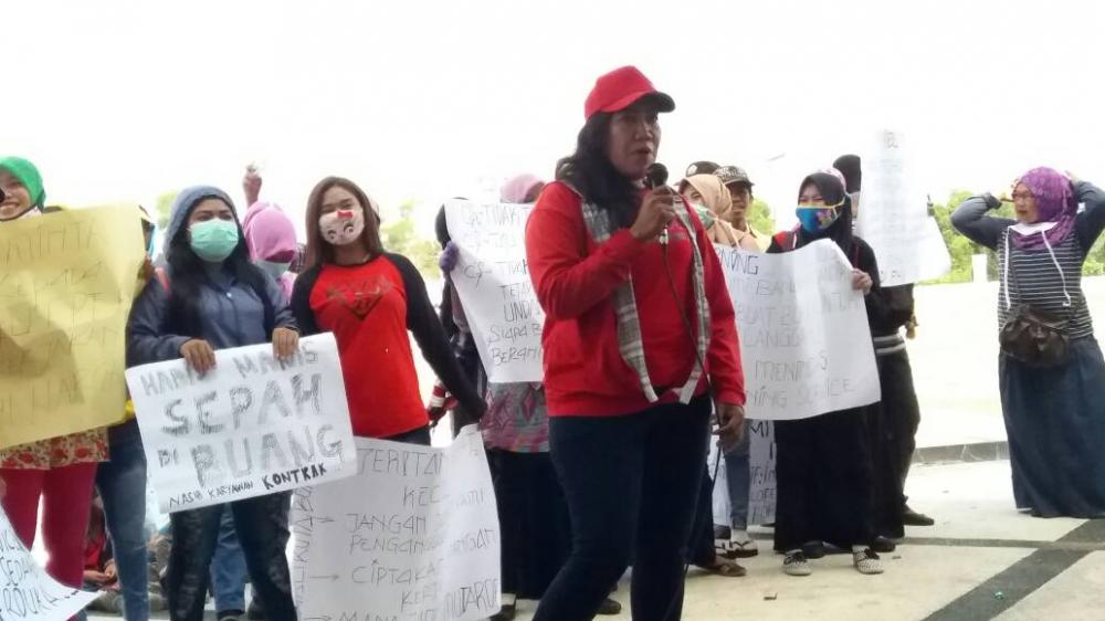 Pekerja Jasa Kebersihan Pemkot Aksi Tuntut Hak Dibayarkan