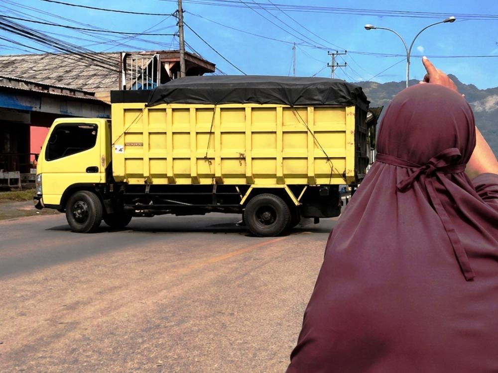 Kartini dari Paser: 3 Tahun Perempuan Batu Kajang–Muara Kate Melawan Truk Tambang