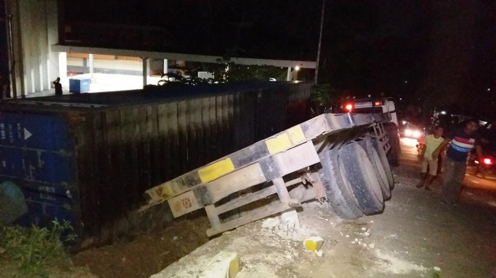 BREAKING NEWS: Truk Trailer Terguling di Tanjakan Dekat DPRD Kaltim