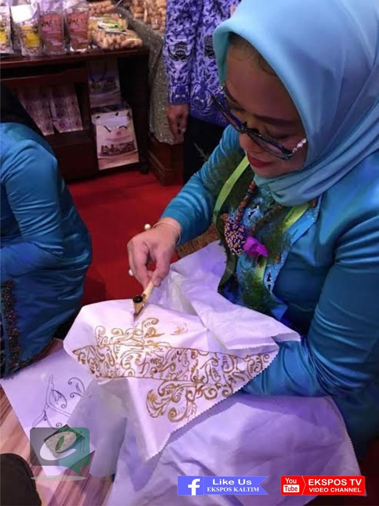 Kunjungi Stand Expo, Wakil Ketua TP-PKK Kutim Salurkan Bakat Membatik