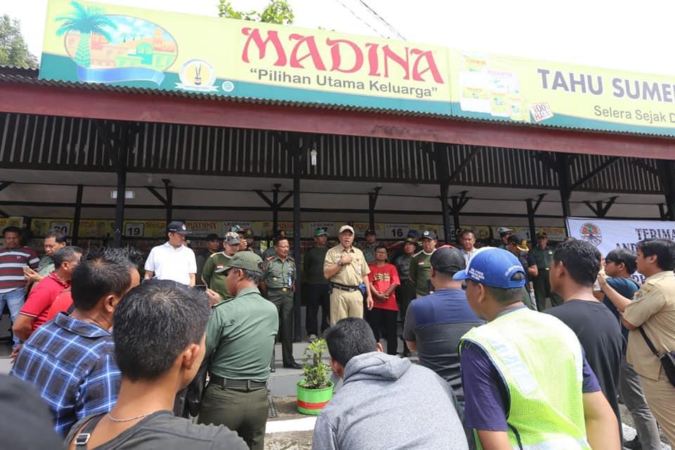 Sedasawarsa Tak Berizin, Akhirnya RM Tahu Sumedang Ditutup Paksa Pemprov