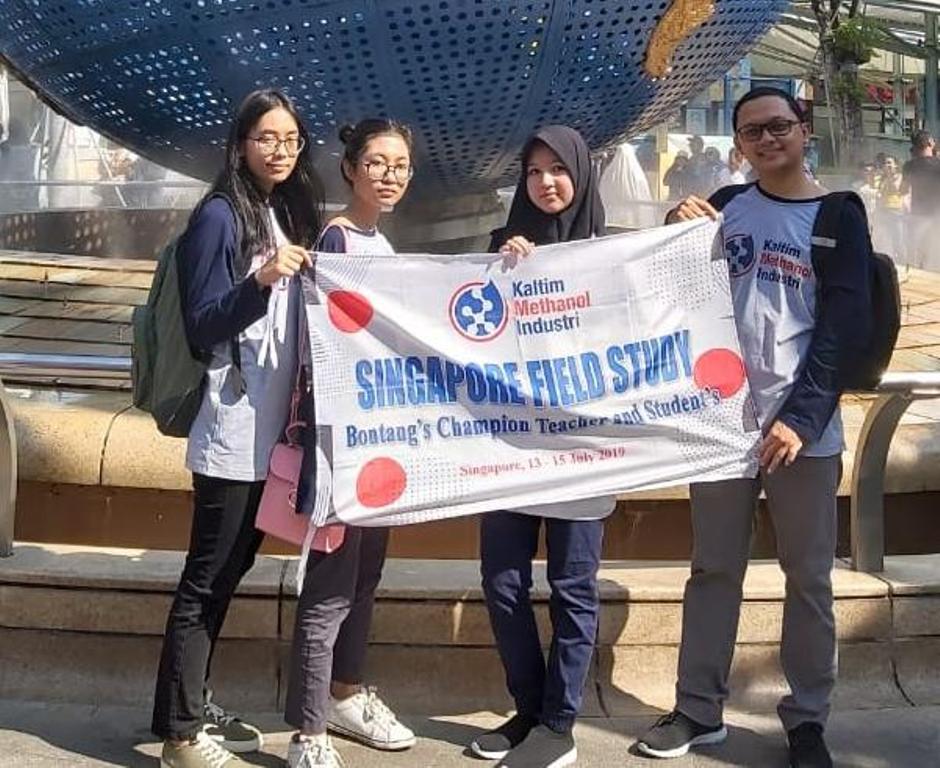 KMI Berangkatkan Para Juara English Competition ke Singapura 