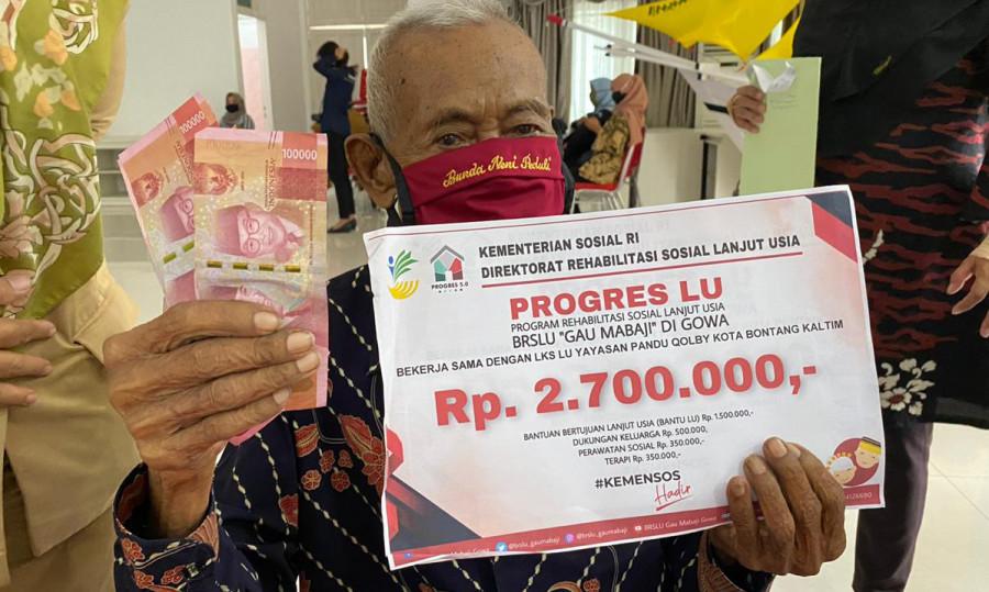 Sebanyak 50 Warga Lansia Bontang Terima Santunan Rp 2,7 Juta