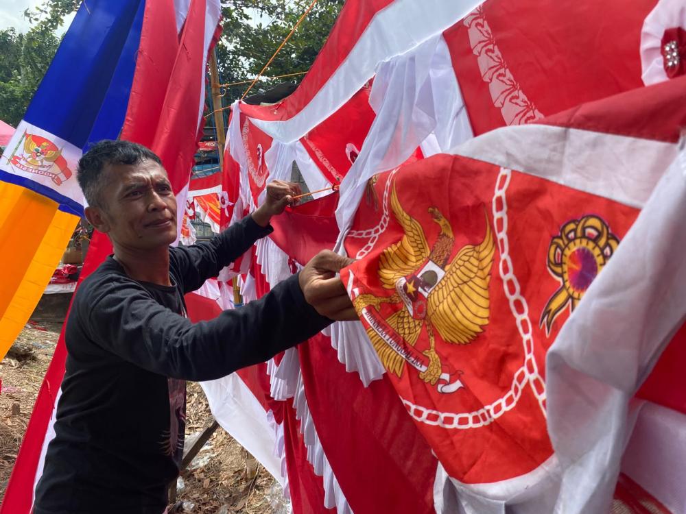 Biasanya Laris Jelang Agustus, Penjualan Bendera Merah Putih di Balikpapan Anjlok
