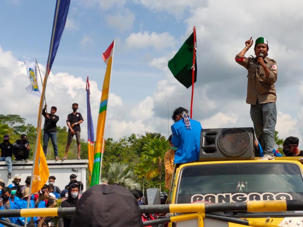 BREAKING NEWS : Tolak UU Omnibus Law, Ratusan Mahasiswa Seruduk DPRD Bontang