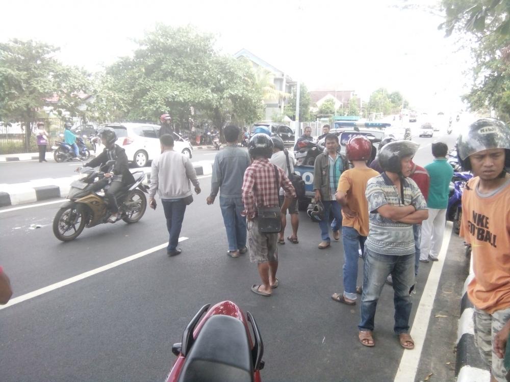 TABRAKAN MOTOR GL PRO VS MOTOR SUPRA MENYEBABKAN 1 ORANG TEWAS 