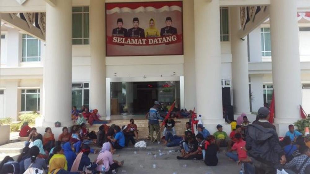 Ratusan Karyawan PHK PT AE Geruduk Kantor DPRD Kutim