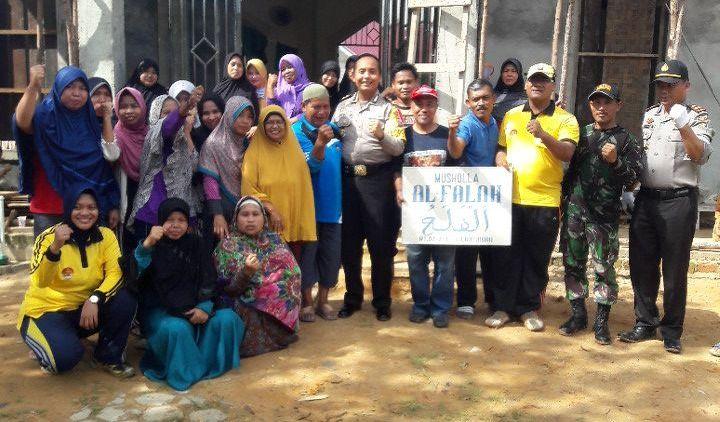 Bersama Warga, Polres Bontang dan Polsek Bontang Selatan Kerja Bakti Bangun Mushola 
