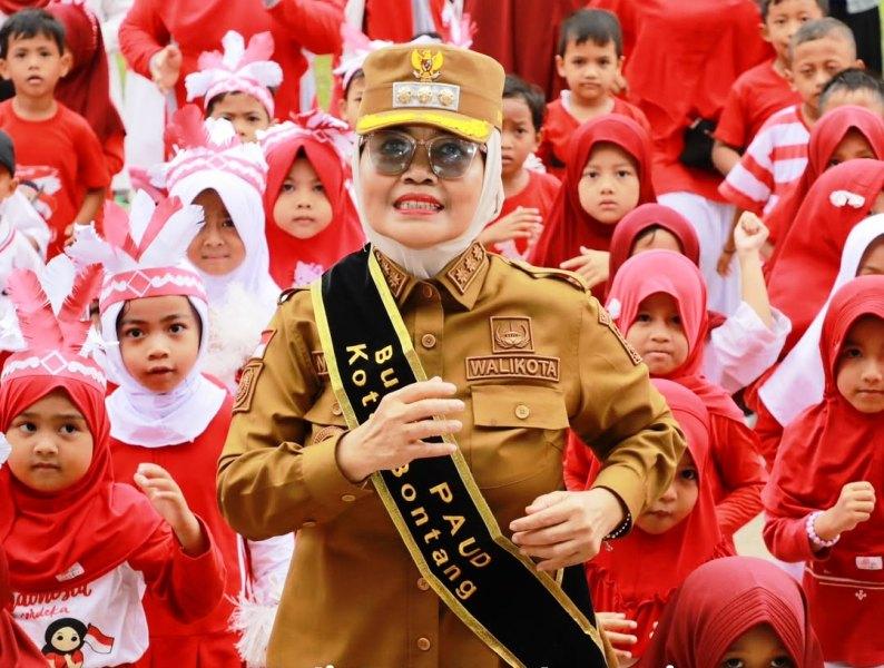 Bunda Neni Tekankan Gizi dan Pendidikan Seimbang