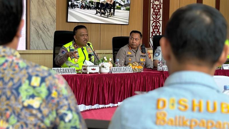 Geramnya Kakorlantas Truk Tambang Kuasai Jalan Kaltim