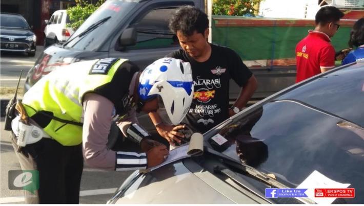 Hati-Hati Parkir Mobil di Bahu Jalan Bila Anda Tak Ingin Ditilang !