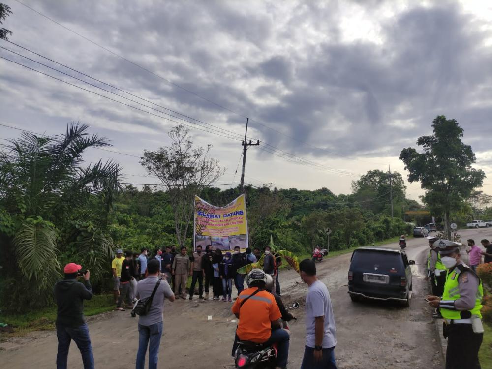 Bentuk Protes, Warga Bontang Lestari Tanam Pohon di Badan Jalan